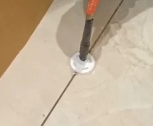清苑瓷砖空鼓维修公司专业解答瓷砖在铺贴过程中，如果没有涂抹均匀到位的粘结材料（如水泥砂浆或瓷砖胶），可能会导致以下问题