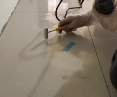 清苑瓷砖开裂维修公司专业分享瓷砖在铺贴前如果没有沥干水分，将会导致以下问题